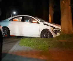 Autobestuurder botst tegen twee bomen