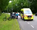 Twee fietsers komen met stuur in elkaar