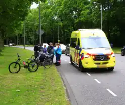 Twee fietsers komen met stuur in elkaar