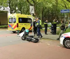 Scooterrijder hard ten val na ongeval met auto