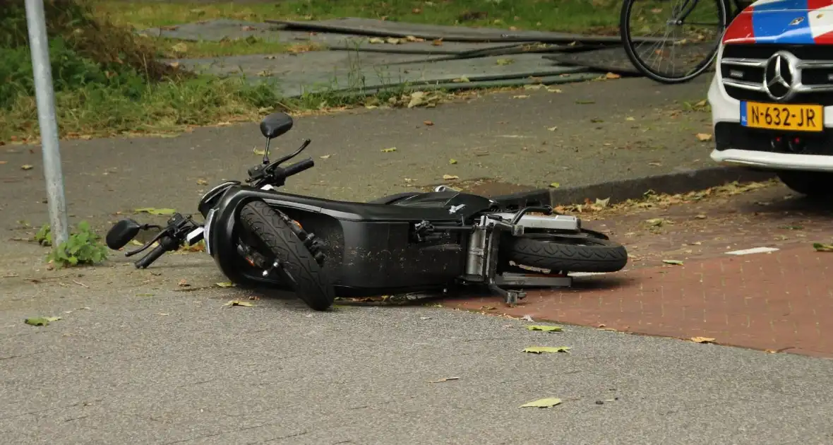 Scooterrijder hard ten val na ongeval met auto - Foto 3
