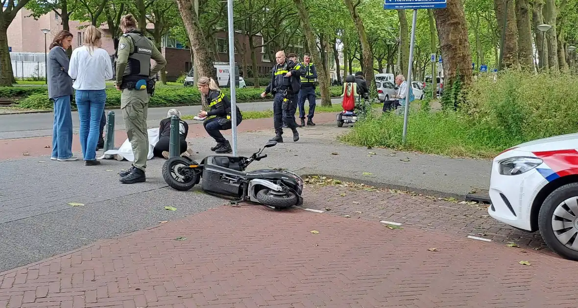 Scooterrijder hard ten val na ongeval met auto - Foto 5