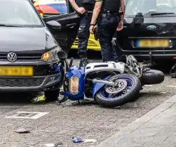 Motorrijder hard ten val na parkeeractie automobilist