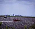 Boot slaat om op meer, brandweer redt opvarenden