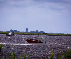 Boot slaat om op meer, brandweer redt opvarenden