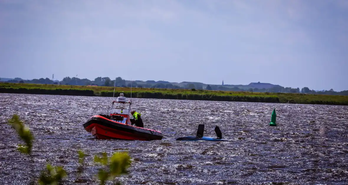 Boot slaat om op meer, brandweer redt opvarenden - Foto 4