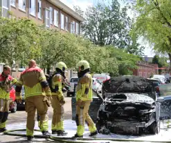 Auto brandt uit voor woning