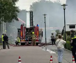 Grote woningbrand moeilijk onder controle te krijgen, rook trekt door woonwijk