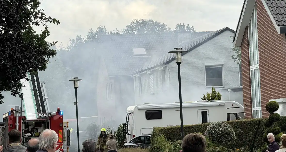 Grote woningbrand moeilijk onder controle te krijgen, rook trekt door woonwijk - Foto 1
