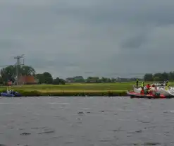 Opvarende zeilboot gewond bij botsing tegen spoorbrug