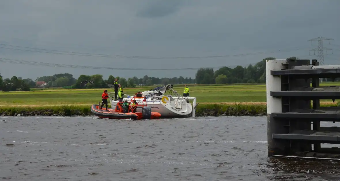 Opvarende zeilboot gewond bij botsing tegen spoorbrug - Foto 2