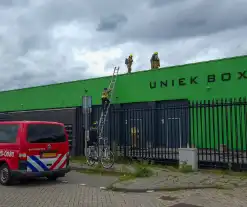 Brandweer onderzoekt brand in opslag