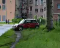 Automobilist crasht tegen boom