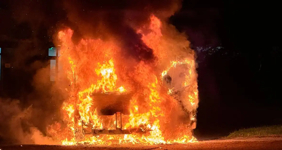 Bestelbus volledig vernield door brand - Foto 10