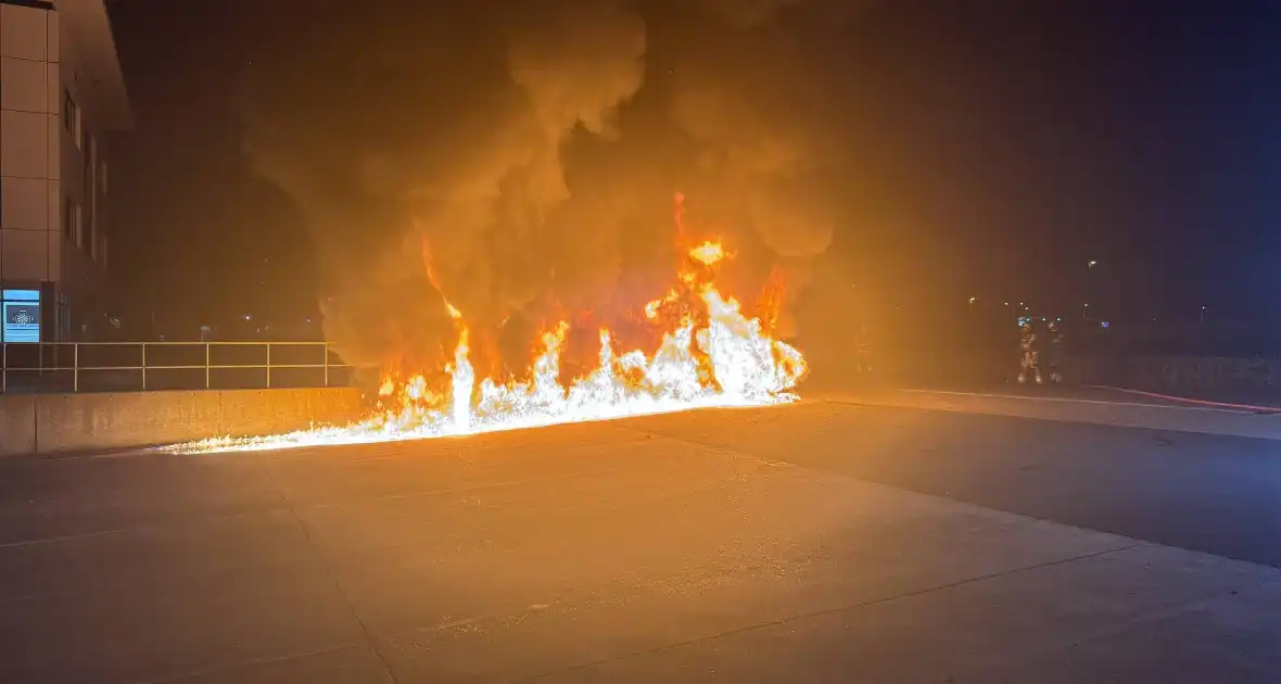 Bestelbus volledig vernield door brand - Foto 4