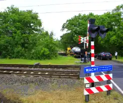 Automobilist raakt van de weg en belandt op spoor