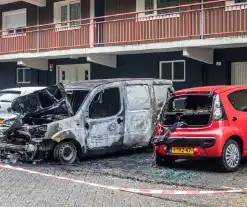 Zes auto's vliegen vlak na elkaar in brand