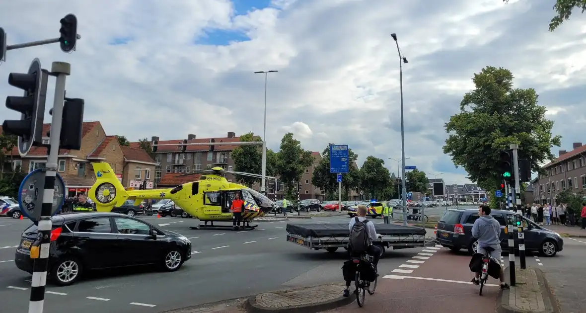 Auto schept voetganger, traumahelikopter landt midden op kruising