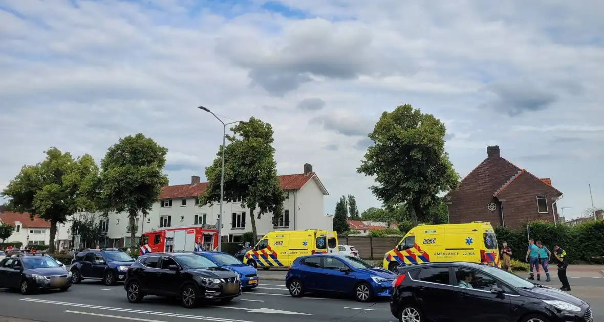 Auto schept voetganger, traumahelikopter landt midden op kruising - Foto 2