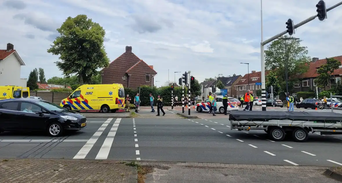 Auto schept voetganger, traumahelikopter landt midden op kruising - Foto 3