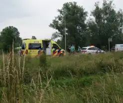 Bestelbus van bezorgdienst klapt achterop personenauto