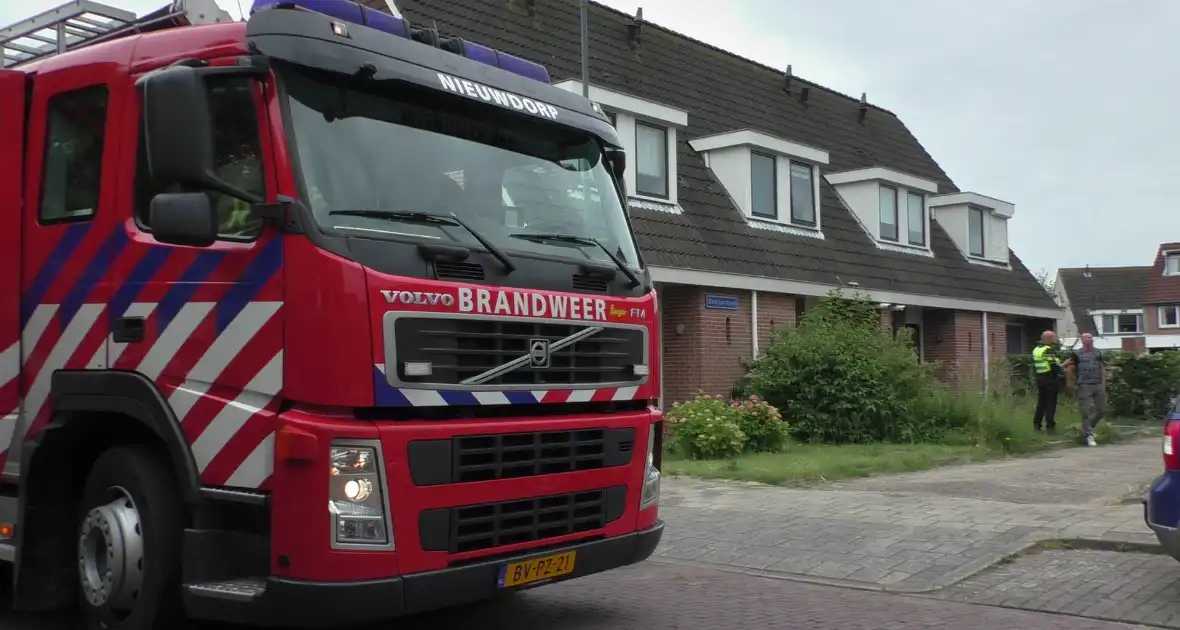 Jongeman steekt vuurwerk af vanuit raam buren bellen brandweer