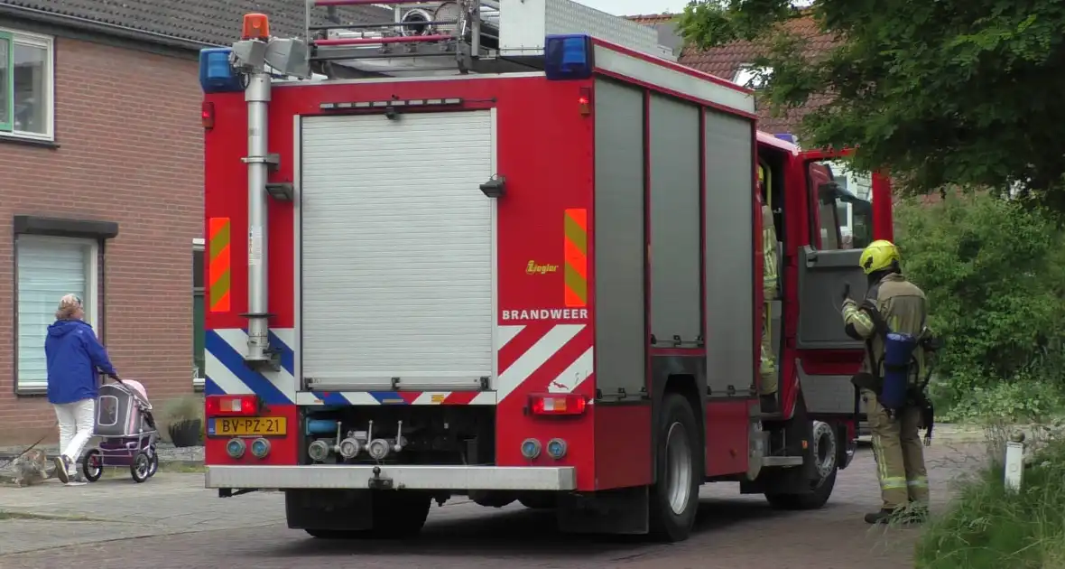 Jongeman steekt vuurwerk af vanuit raam buren bellen brandweer - Foto 2