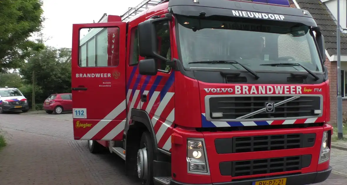 Jongeman steekt vuurwerk af vanuit raam buren bellen brandweer - Foto 4