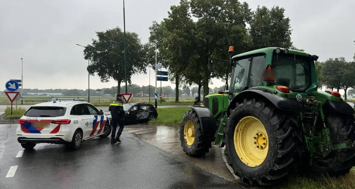 Tractor en personenauto klappen op elkaar