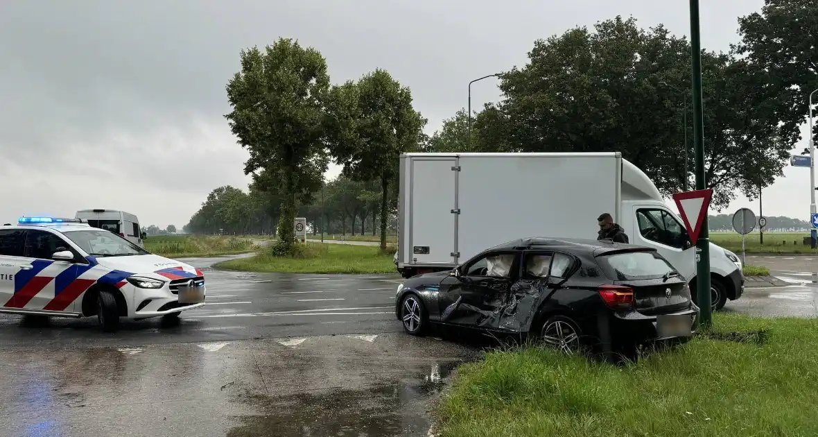 Tractor en personenauto klappen op elkaar - Foto 1