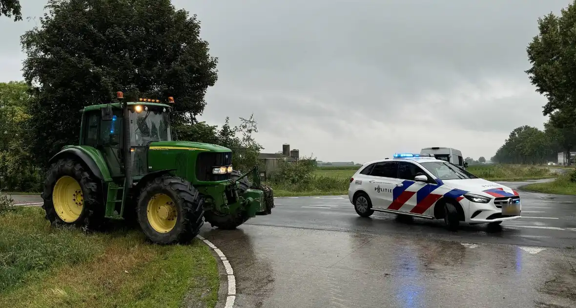 Tractor en personenauto klappen op elkaar - Foto 2