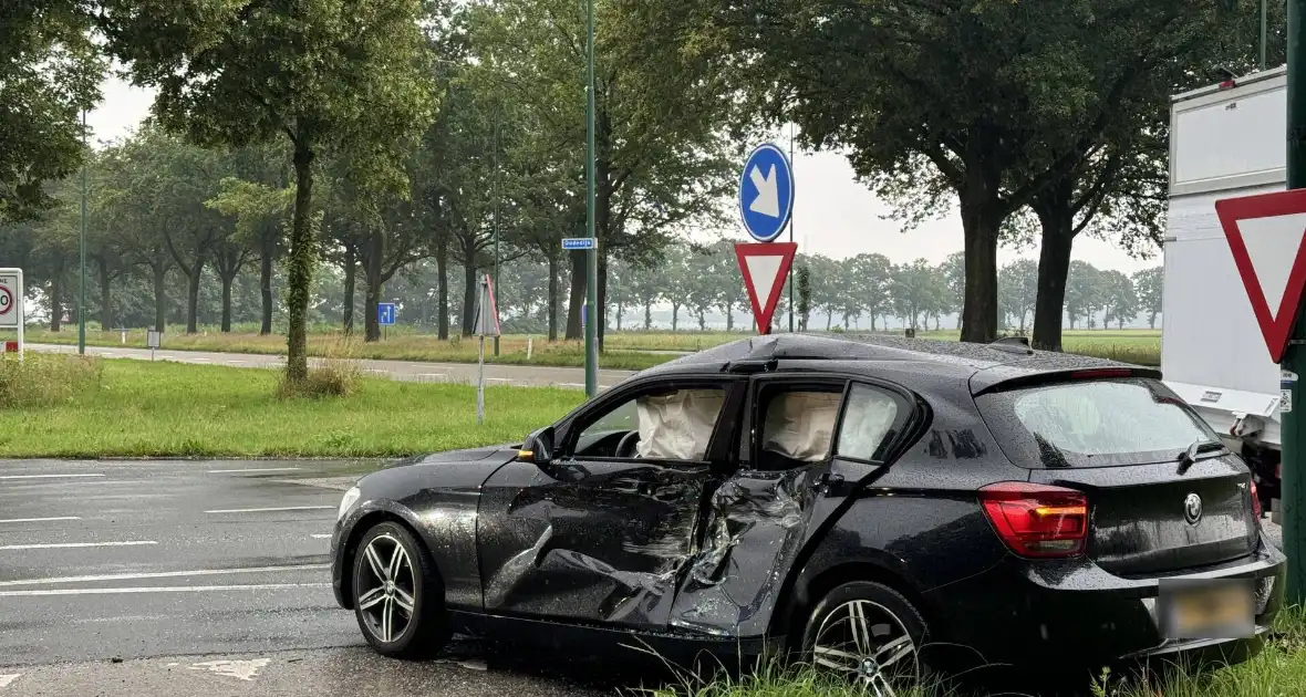 Tractor en personenauto klappen op elkaar - Foto 3