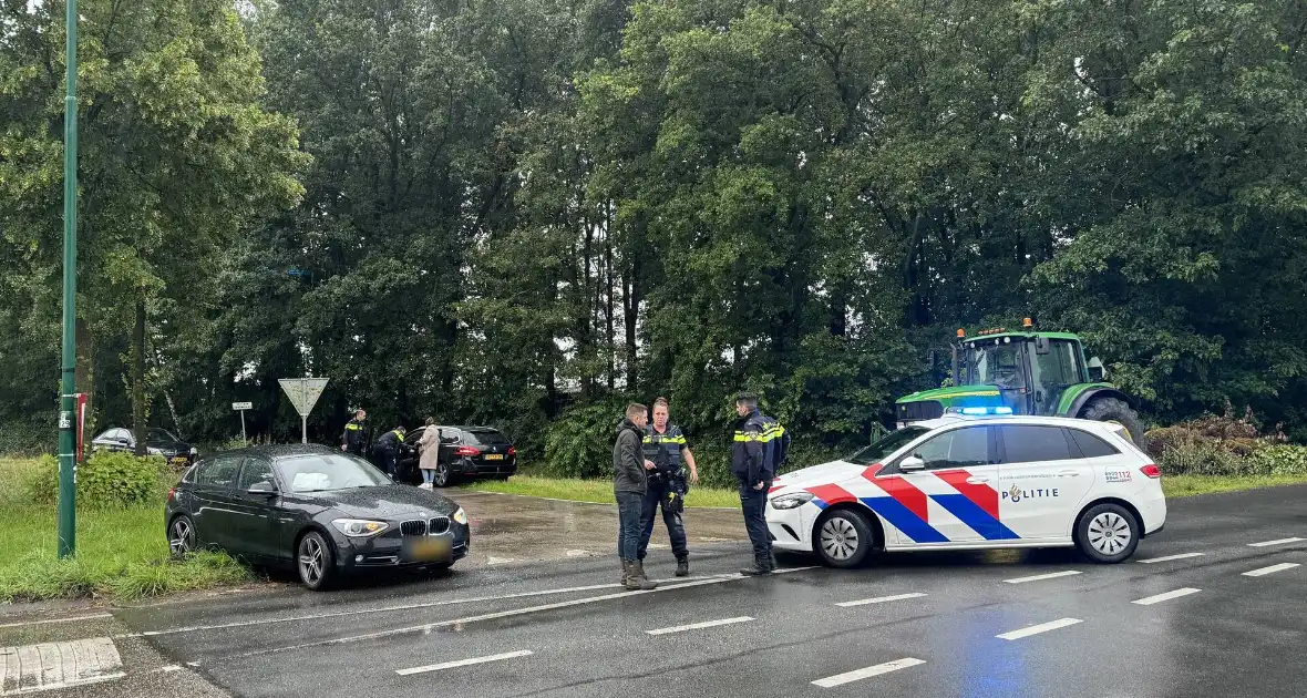 Tractor en personenauto klappen op elkaar - Foto 4