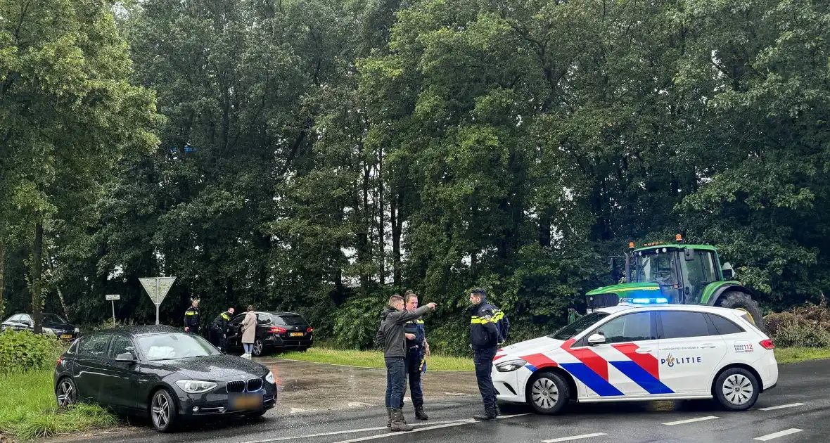 Tractor en personenauto klappen op elkaar - Foto 5