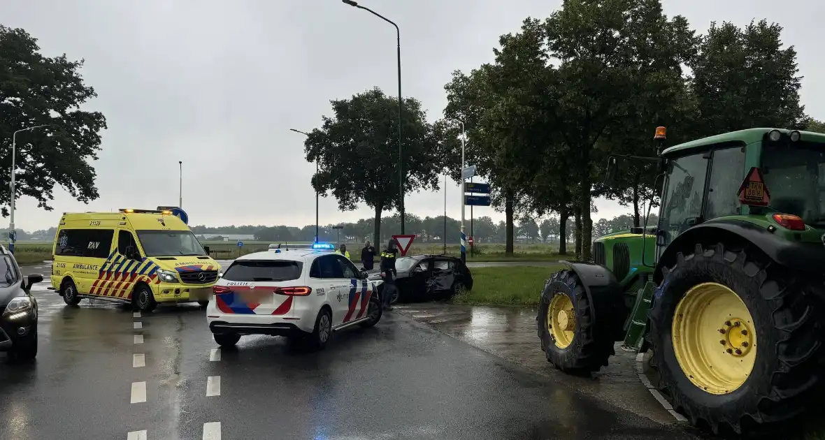 Tractor en personenauto klappen op elkaar - Foto 6