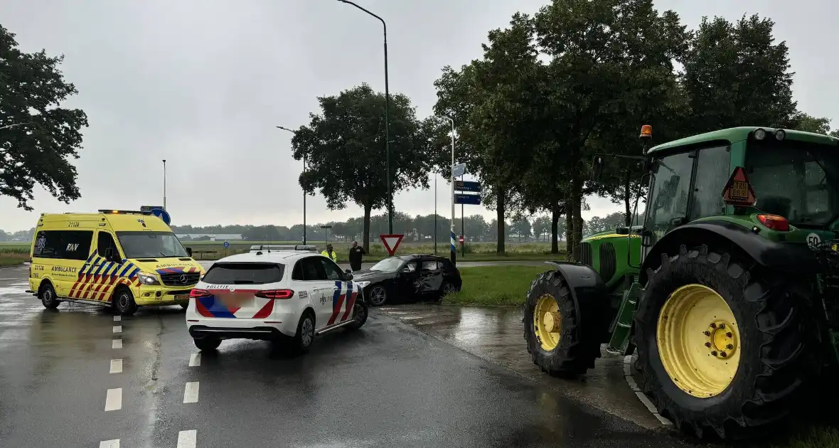 Tractor en personenauto klappen op elkaar - Foto 7