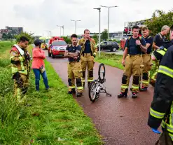 Duikers aanwezig voor kinderfiets naast sloot