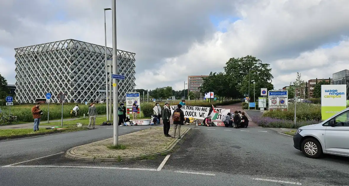 Pro-Palestina demonstranten blokkeren toegang tot campus