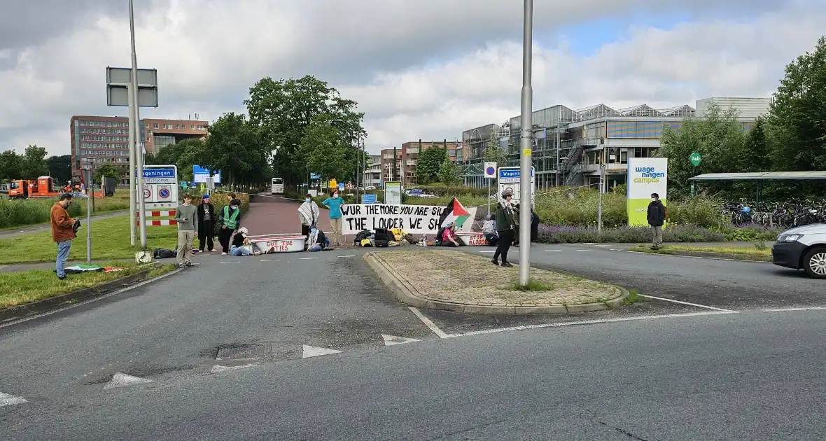 Pro-Palestina demonstranten blokkeren toegang tot campus - Foto 1