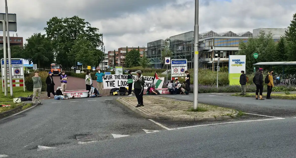 Pro-Palestina demonstranten blokkeren toegang tot campus - Foto 2