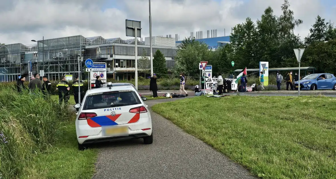 Pro-Palestina demonstranten blokkeren toegang tot campus - Foto 3