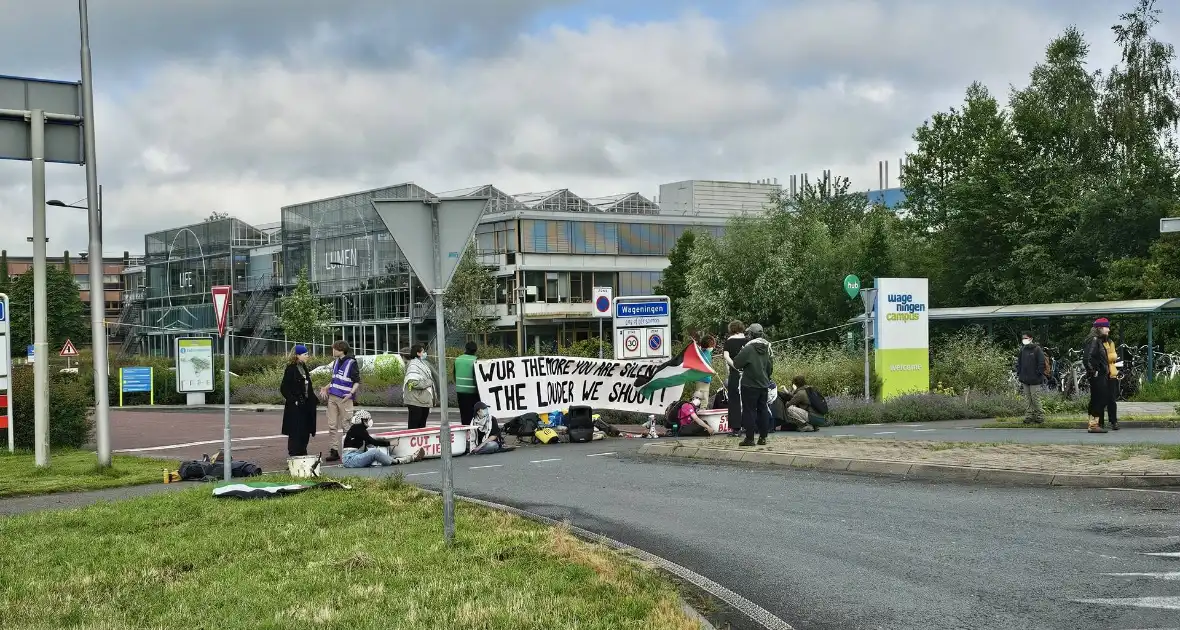 Pro-Palestina demonstranten blokkeren toegang tot campus - Foto 4