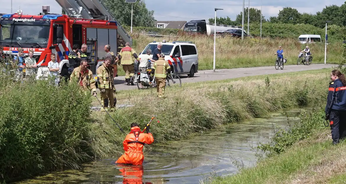 Brandweer doorzoekt sloot na aantreffen kinderfiets