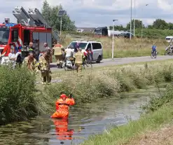 Brandweer doorzoekt sloot na aantreffen kinderfiets