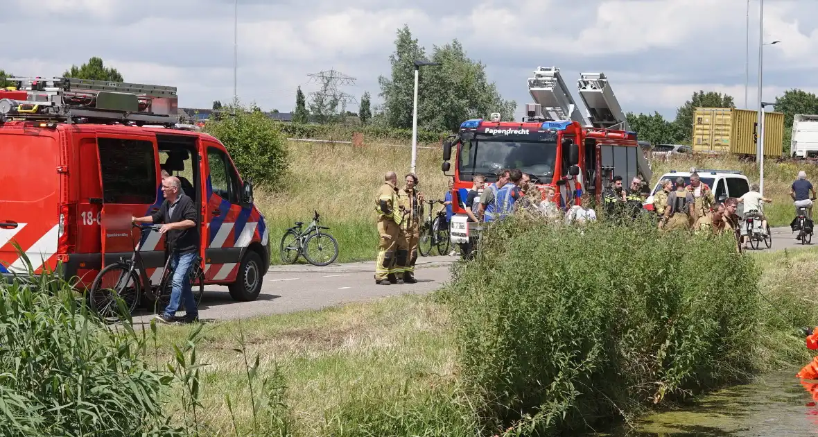 Brandweer doorzoekt sloot na aantreffen kinderfiets - Foto 1