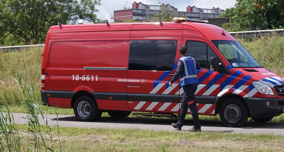 Brandweer doorzoekt sloot na aantreffen kinderfiets - Foto 3