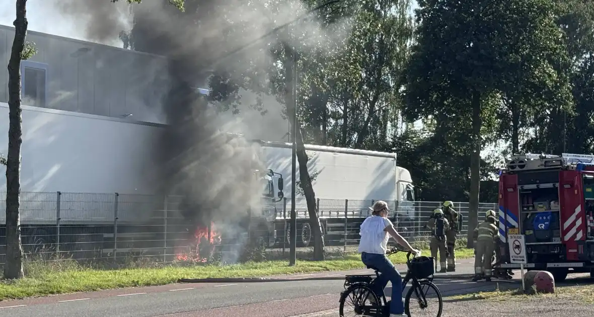 Geparkeerde vrachtwagen vliegt in brand