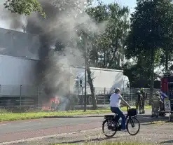 Geparkeerde vrachtwagen vliegt in brand