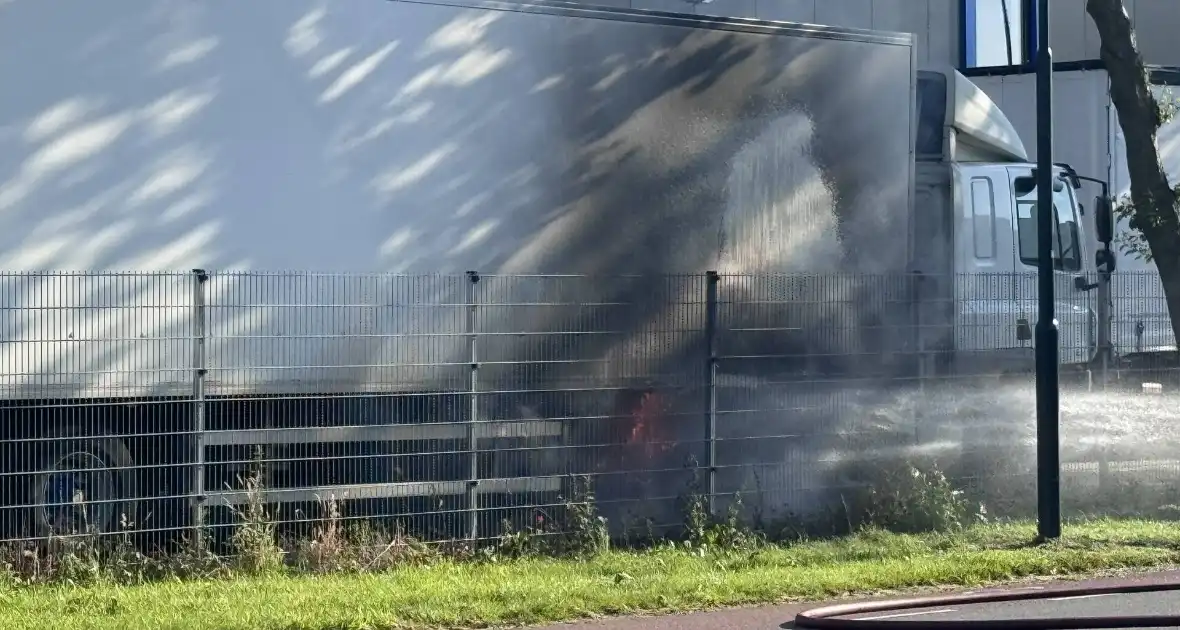 Geparkeerde vrachtwagen vliegt in brand - Foto 1