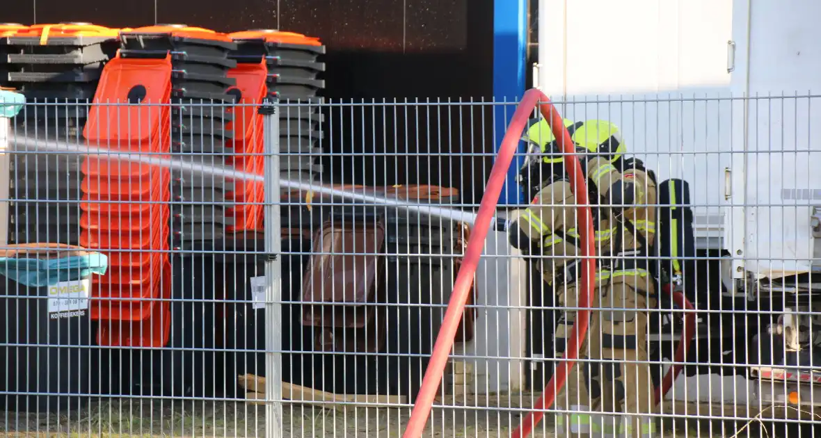 Geparkeerde vrachtwagen vliegt in brand - Foto 10